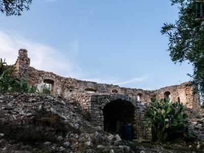 ...e dotato di una grande apertura ad arco che ci invita al suo interno...